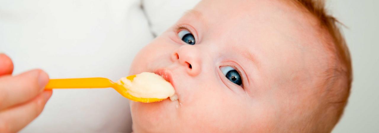 Quais são as possíveis causas associadas à APLV em bebês?