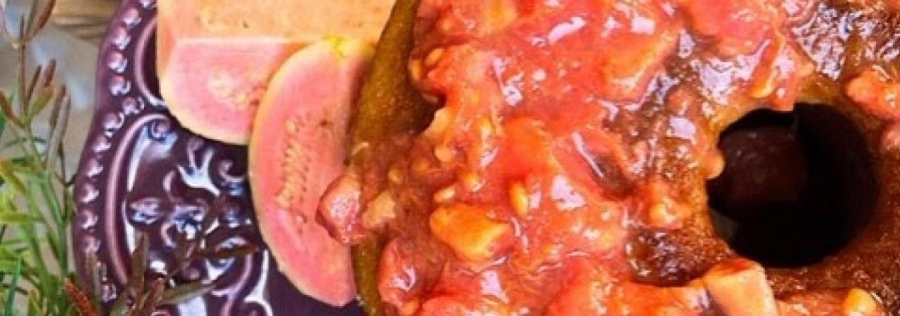 Bolo de fubá com calda de goiaba