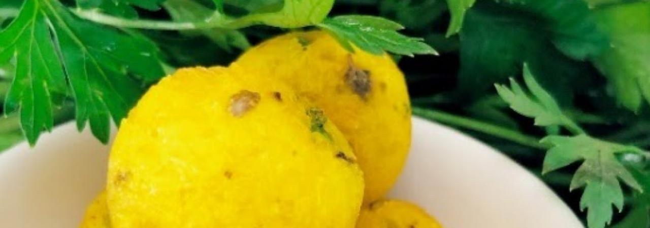 Bolinho de mandioquinha com ervilha